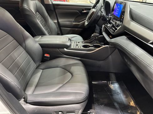 Certified 2024 Toyota Highlander XLE image 18