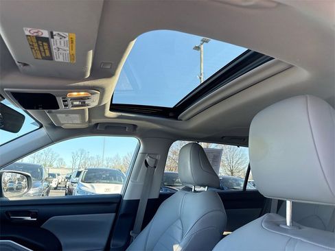 Used 2020 Toyota Highlander XLE image 20