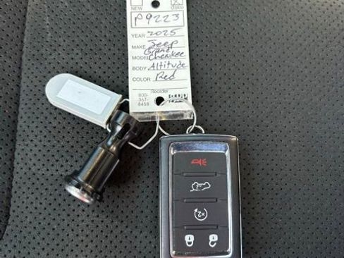 Used 2025 Jeep Grand Cherokee Altitude AWD/4WD image 6