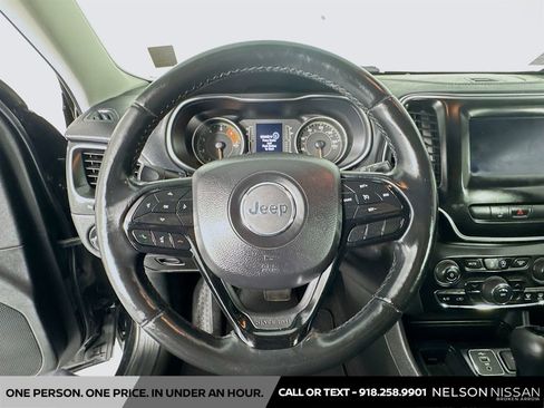 Used 2019 Jeep Cherokee Latitude Plus FWD image 11