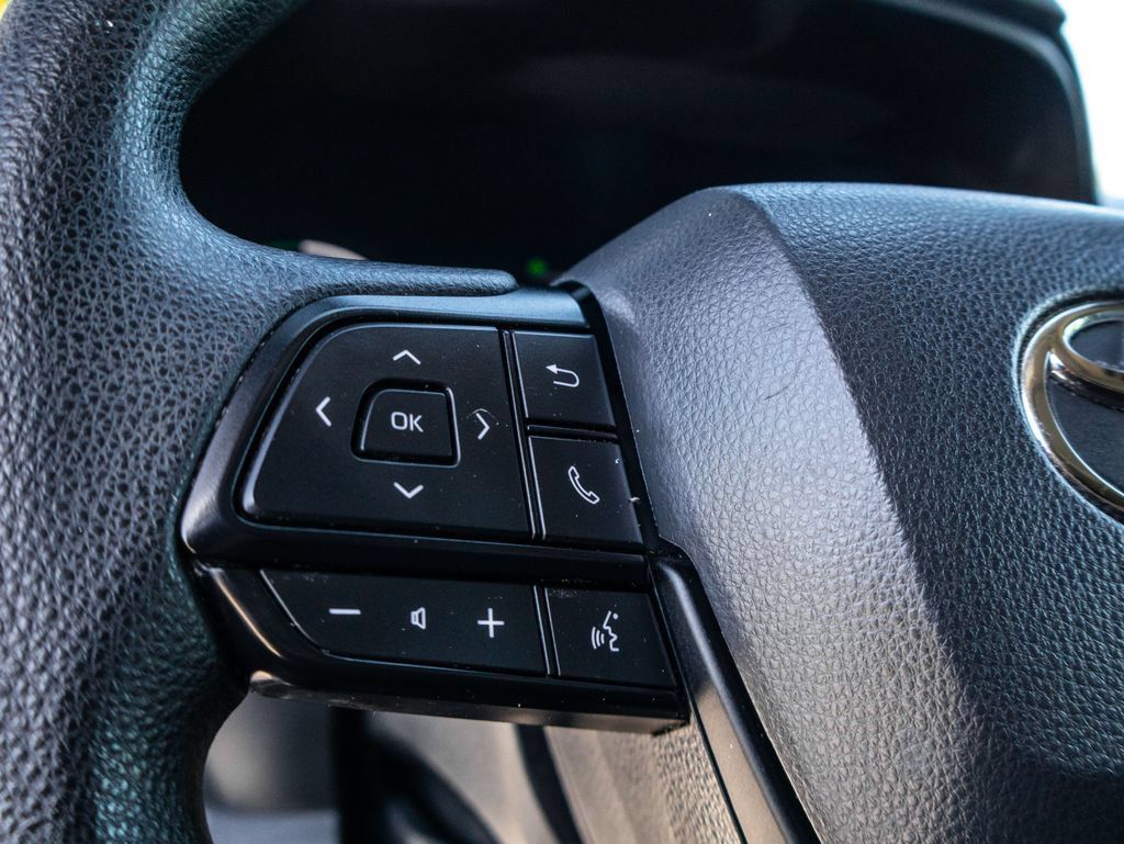 Used 2024 Toyota Sienna LE w/ LE Plus Package FWD image 33