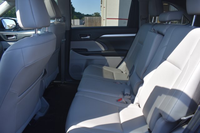 Used 2018 Toyota Highlander XLE FWD image 16