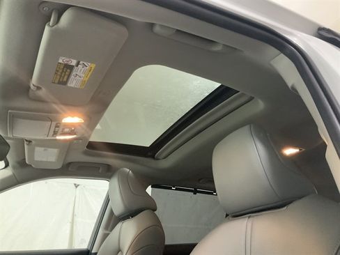 Used 2023 Toyota Highlander XLE AWD/4WD image 36
