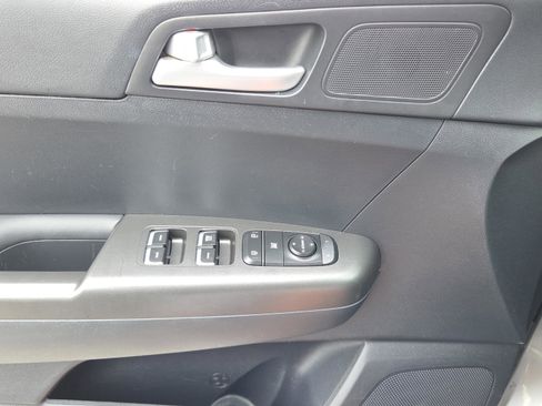 Used 2022 Kia Sportage LX image 9