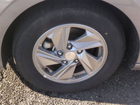 Used 2024 Hyundai Elantra SE image 9