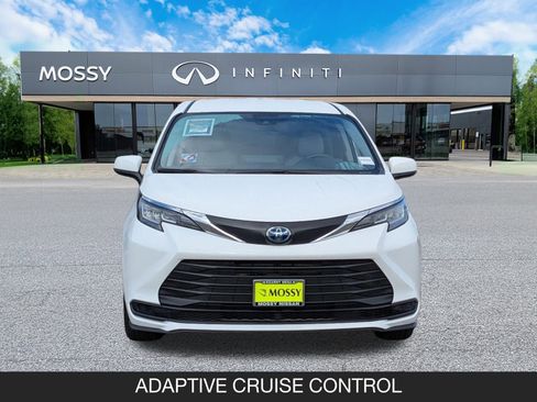 Used 2023 Toyota Sienna LE image 4