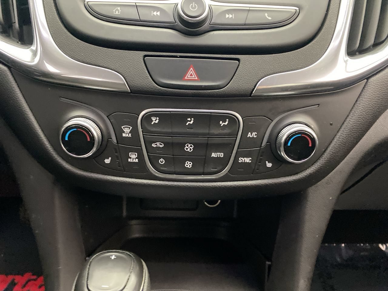 Used 2020 Chevrolet Equinox LT w/ Driver Convenience Package FWD image 21
