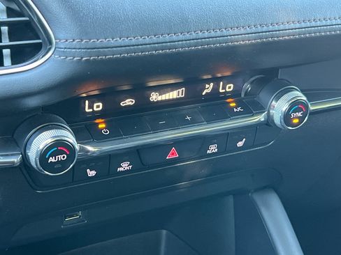 Used 2019 MAZDA MAZDA3 Premium image 18