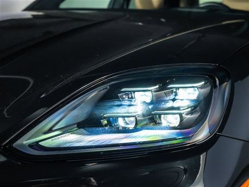 Certified 2025 Porsche Cayenne image 12