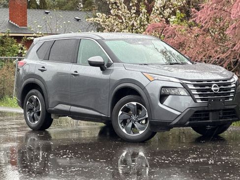 Used 2024 Nissan Rogue SV image 1