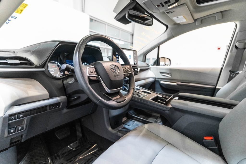 Certified 2024 Toyota Sienna XLE AWD/4WD image 4