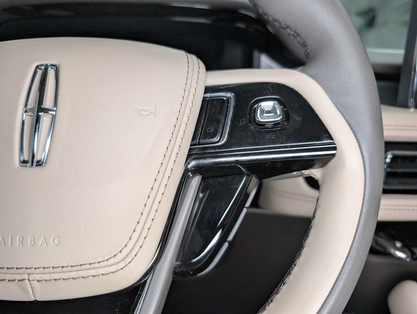 Used 2023 Lincoln Aviator AWD image 33