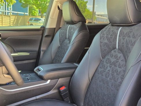 Used 2025 Toyota Highlander XLE image 13
