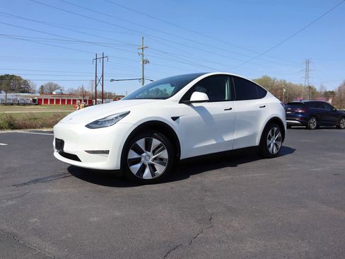 Used 2020 Tesla Model Y Long Range image 6