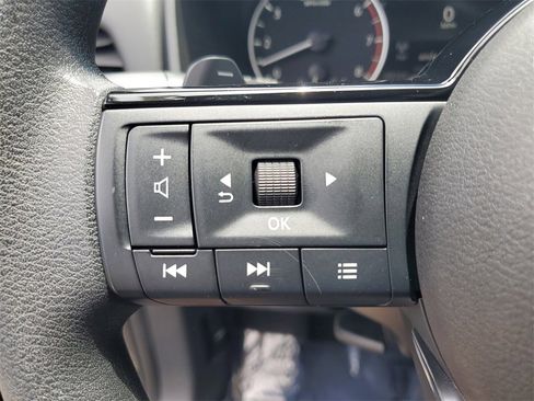 Used 2023 Nissan Rogue SV image 11