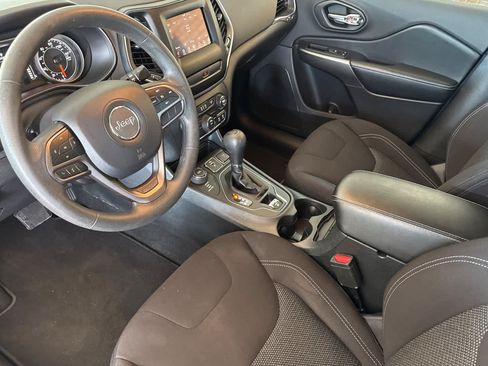 Used 2019 Jeep Cherokee Latitude w/ Popular Appearance Group AWD/4WD image 9