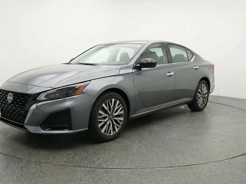 Used 2025 Nissan Altima 2.5 SV image 3