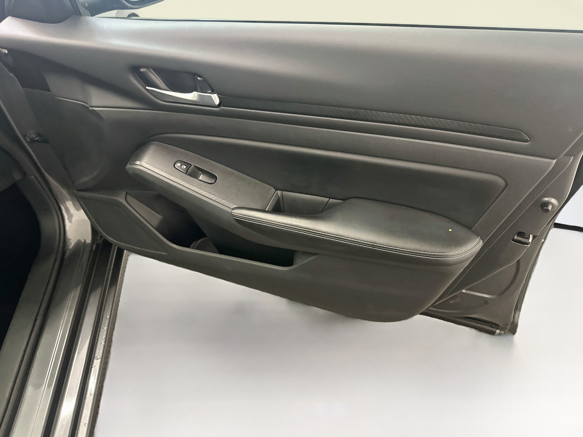 Used 2025 Nissan Altima 2.5 SV FWD image 32