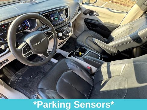 Used 2022 Chrysler Pacifica Touring-L image 16