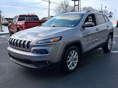 Used 2018 Jeep Cherokee Latitude w/ Cold Weather Group image 3