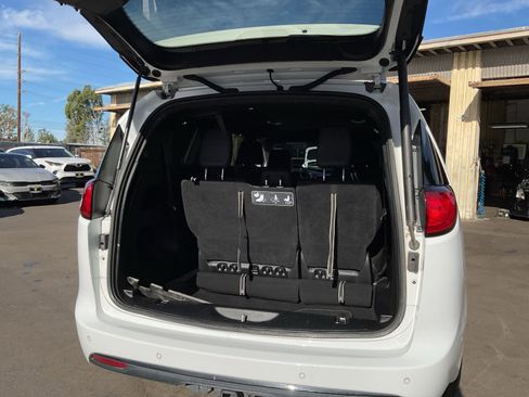 Used 2020 Chrysler Pacifica Touring-L image 27