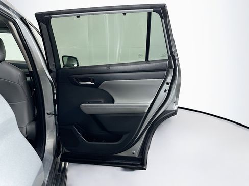 Used 2023 Toyota Highlander XLE image 32