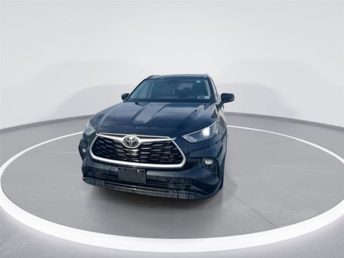 Used 2022 Toyota Highlander XLE image 3