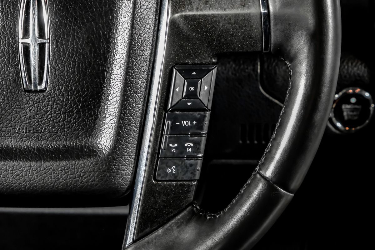 Used 2016 Lincoln Navigator Select RWD image 18