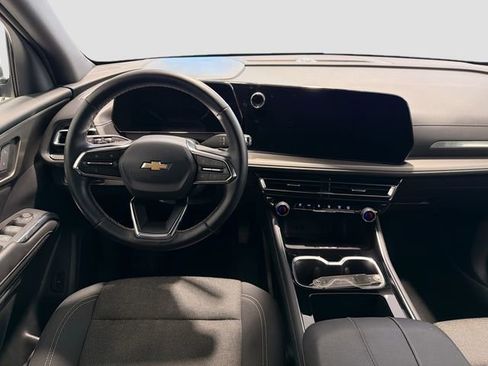 Used 2025 Chevrolet Traverse LT image 21