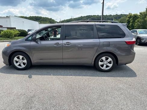 Used 2015 Toyota Sienna LE FWD image 2