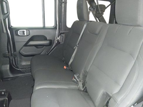 Used 2018 Jeep Wrangler Unlimited Sahara w/ Cold Weather Group AWD/4WD image 18