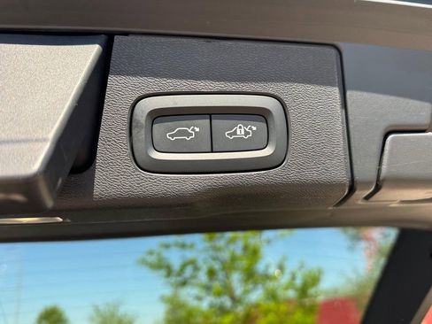 Used 2025 Volvo XC60 B5 Plus w/ Climate Package AWD/4WD image 6