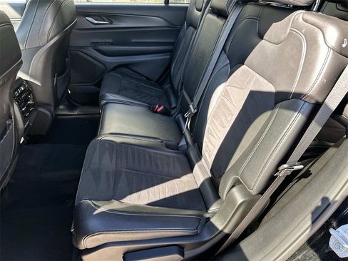 Used 2024 Jeep Grand Cherokee L Laredo image 11