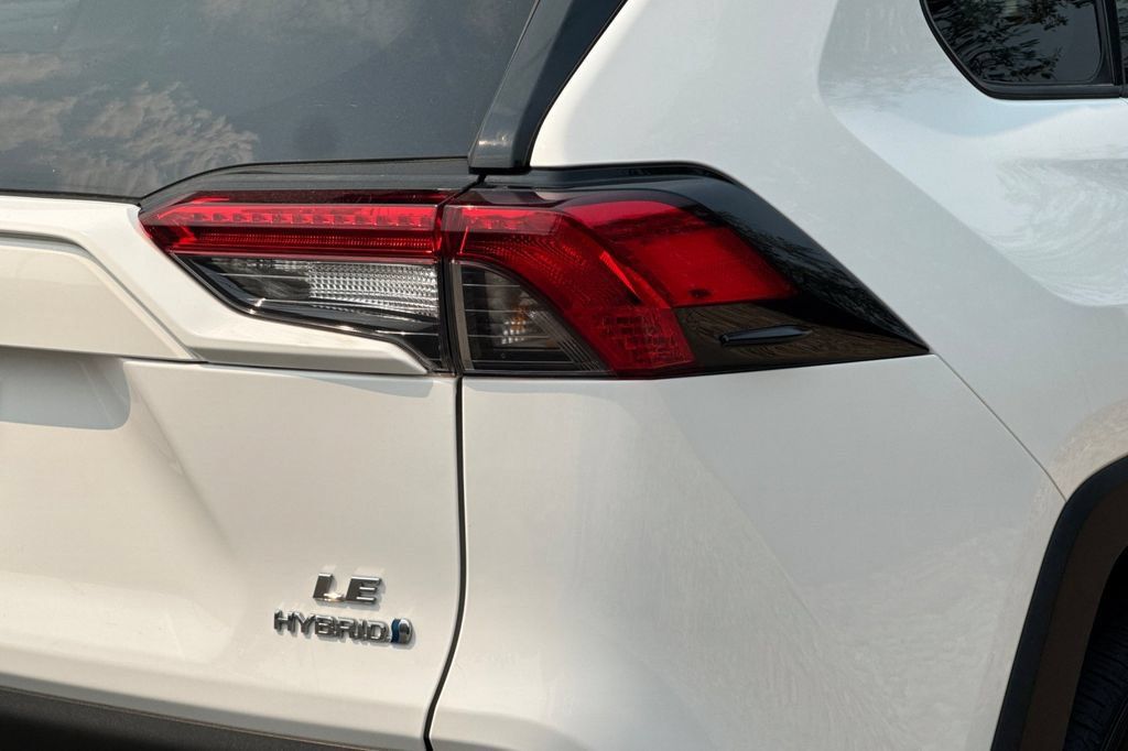 Used 2022 Toyota RAV4 LE AWD/4WD image 28