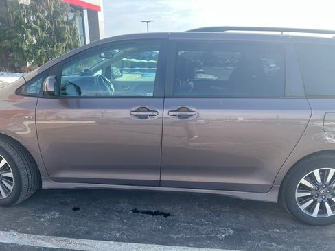 Certified 2018 Toyota Sienna LE image 9