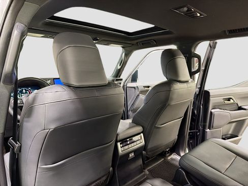 Used 2024 Lexus GX 550 image 6