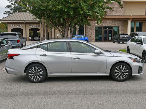 Used 2023 Nissan Altima 2.5 SV image 5