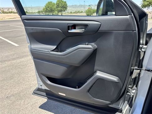 Used 2022 Toyota Highlander XLE image 9