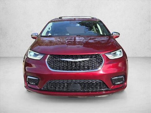 Used 2021 Chrysler Pacifica Limited AWD/4WD image 2