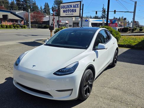 Used 2022 Tesla Model Y Long Range image 1