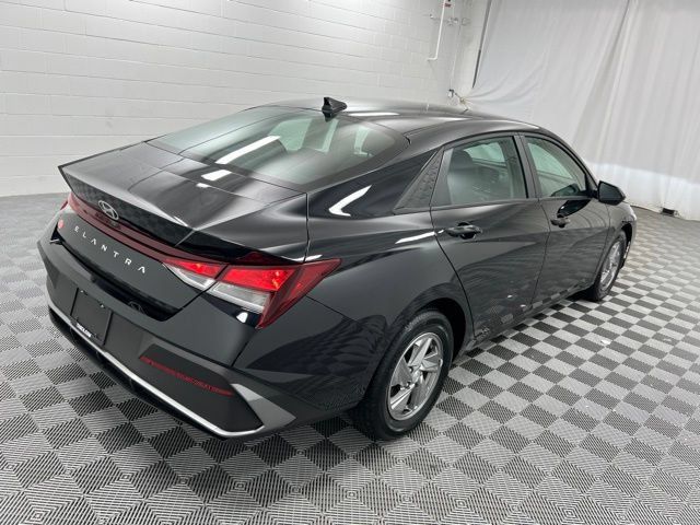 Used 2025 Hyundai Elantra SE FWD image 5