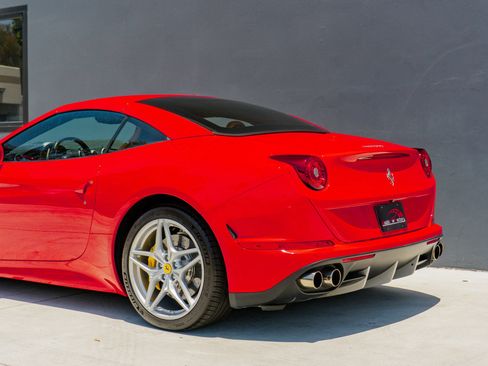 Used 2016 Ferrari California T RWD image 16