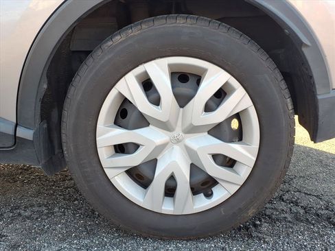 Used 2019 Toyota C-HR LE image 8