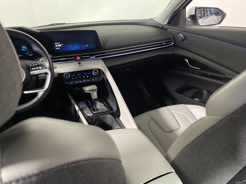 Certified 2024 Hyundai Elantra Limited image 17