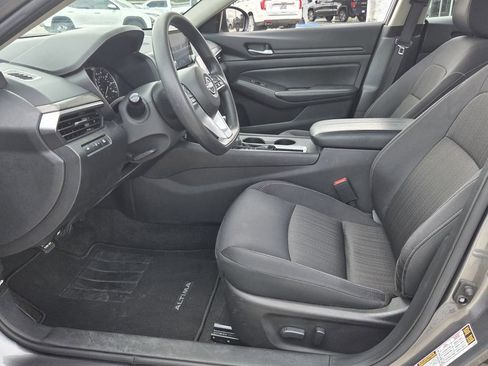 Used 2025 Nissan Altima 2.5 SV FWD image 11