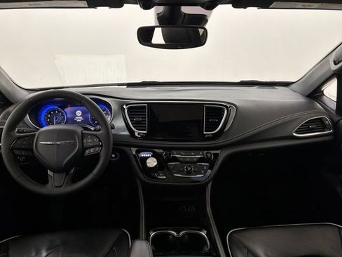 Used 2025 Chrysler Pacifica Limited image 20