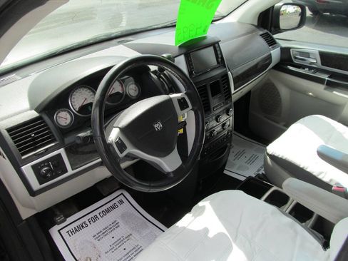 Used 2010 Dodge Grand Caravan SXT FWD image 10