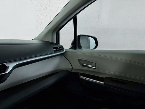 Used 2023 Toyota Sienna XLE FWD image 38