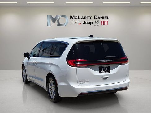Used 2025 Chrysler Pacifica Select FWD image 4