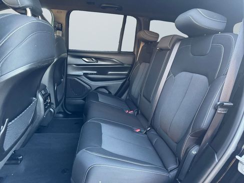 Used 2024 Jeep Grand Cherokee Laredo image 13